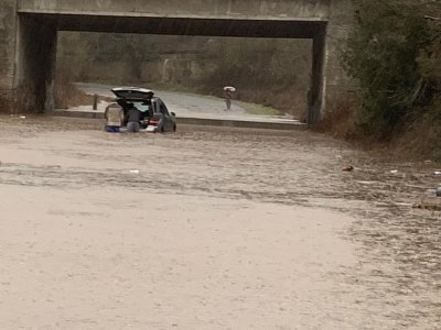 Множество пътни отсечки в Благоевградско и Бургаско са наводнени