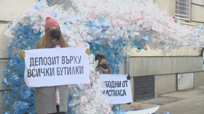 Протестна инсталация от 2000 пластмасови бутилки пред МОСВ