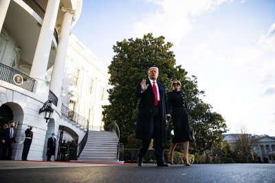 Доналд Тръмп си тръгна от Белия дом (Снимки)