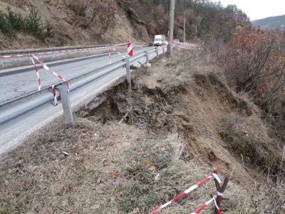 Подкопан е пътят между Симитли и Разлог при Градево