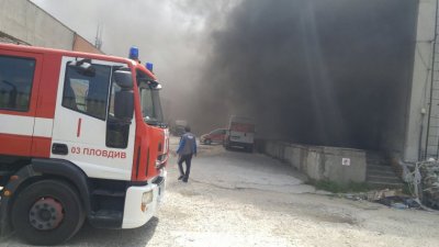 Пожар изпепели покрива на бивше заведение в Пловдив