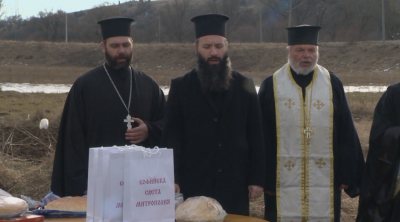 Българската патриаршия дари храна на пострадалите от наводненията в Батановци