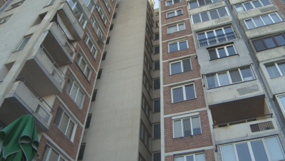 Щети в два апартамента в блок до метрото, комисия проверява дали има връзка с надигането на релсите при метростанция "Хаджи Димитър"