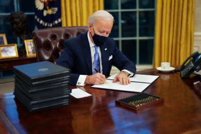 Джо Байдън подписа 15 указа в първите си часове като президент