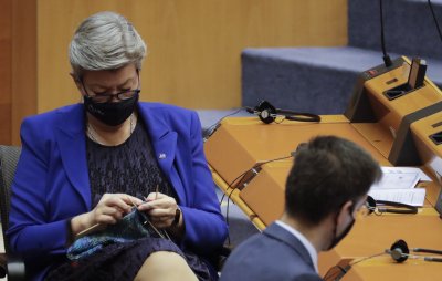 Еврокомисар извади плетката по време на дебат в ЕП