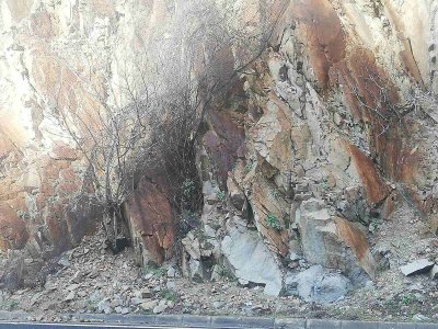 Скални късове паднаха на няколко места в Кресненското дефиле