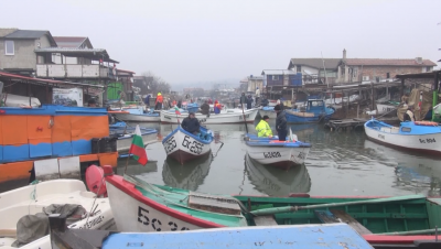 Рибари от Бургас излязоха на мълчалив протест в подкрепа на промените за озаконяване на постройките им