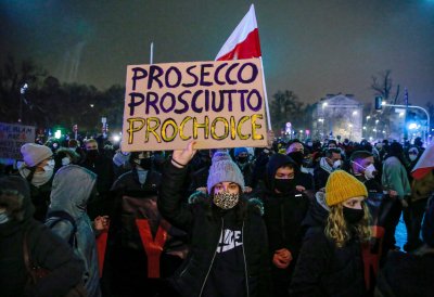 Поредни протести срещу забраната за аборти в Полша, има задържани
