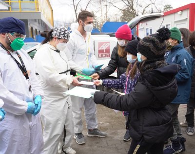 Деца подариха топъл обяд и картички на медиците в COVID-отделението на Александровска болница