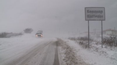 Усложнена зимна обстановка във Варненско: Закъсали автомобили и села без ток
