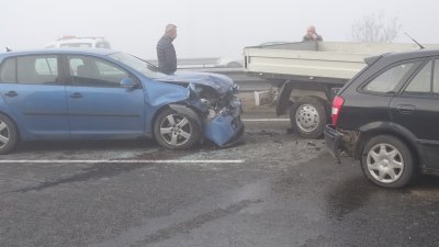10 автомобила във верижна катастрофа на АМ "Струма" (СНИМКИ)
