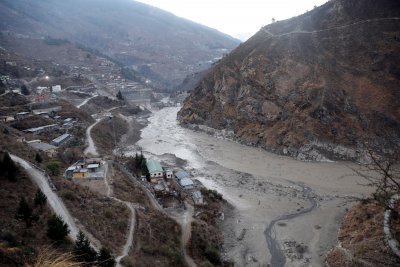 Бедствие в Индия - водна стена от ледник отнесе села и пътища (видео)