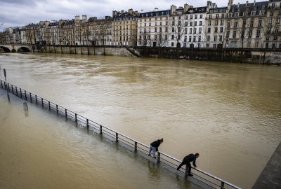 Река Сена преля в Париж