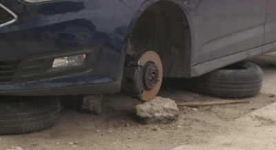 Крадци във Варна взимат гумите на колите заедно с джантите
