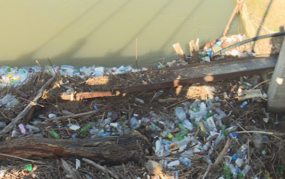 Събраха над 1 тон боклук от плаващо сметище в река Струма