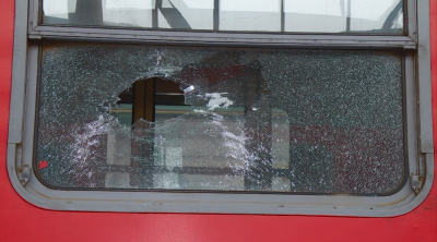 Вандали замеряха влак с камъни: ранени са две момичета