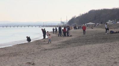На плаж през февруари: Бургазлии влязоха в морето