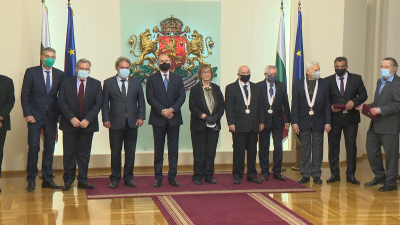 Президентът Радев връчи високи държавни отличия на български творци и общественици