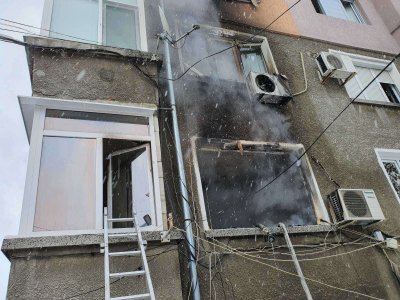 Пожар изпепели дом в триежна сграда в Пловдив