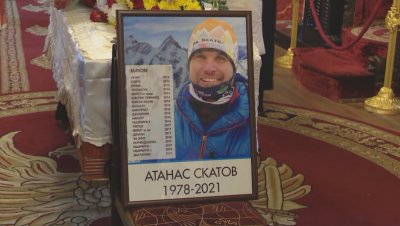 Десетки близки, приятели и туристи си взеха последно сбогом с Атанас Скатов