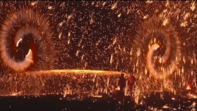 Ритуал на 500 години: в Китай показаха огнено шоу от железни искри