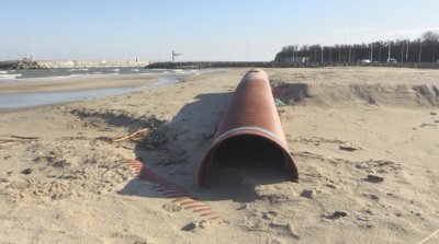 Безстопанствена тръба унищожава плажа в Крайморие