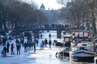 Ентусиасти караха кънки върху заледения канал в Амстердам