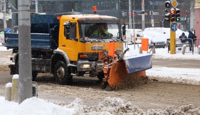 Обработват пътищата в София срещу заледяване, градският транспорт се движи нормално