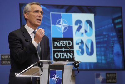 НАТО увеличава военните си в Ирак