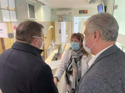 Здравният министър и директорът на "Пирогов" отговаряха на въпроси на желаещи да се ваксинират