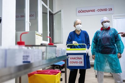 Словакия търси лекари от чужбина, Германия ускорява процеса на ваксинация