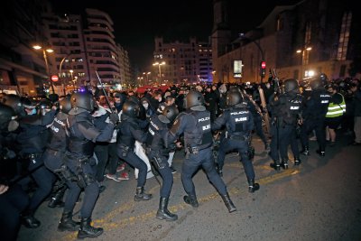 Трета нощ на сблъсъци и безредици в Испания заради осъдения рапър