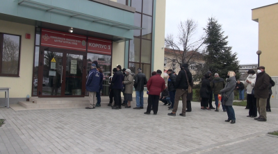 В Бургас отново се образуваха опашки от чакащи за ваксинация