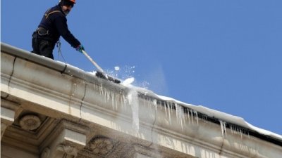 Столична община започна почистване на ледени висулки