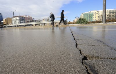 Пукнатини в асфалта на Лъвов мост само 5 години след ремонта