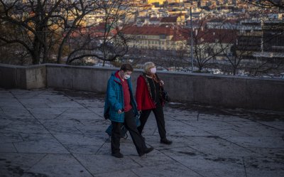 В Чехия става задължително носенето на две маски