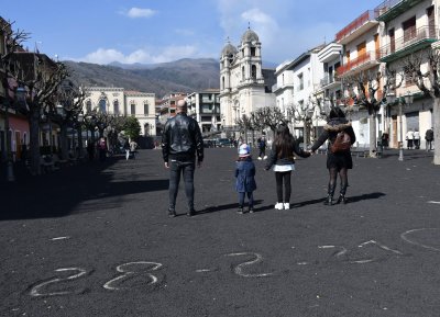 Вулканична пепел по улици в Сицилия след изригването на Етна