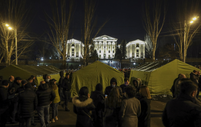 Привърженици на арменската опозиция разпънаха палатков лагер край парламента