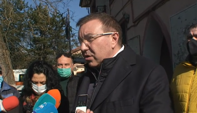 Министър Ангелов провери как работят мобилните екипи за ваксиниране