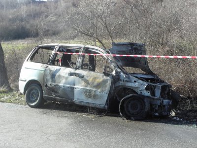 Мъж е с опасност за живота, след като колата му се заби в дърво и изгоря