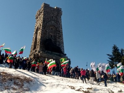 На връх Шипка политици и граждани отдадоха почит на героите