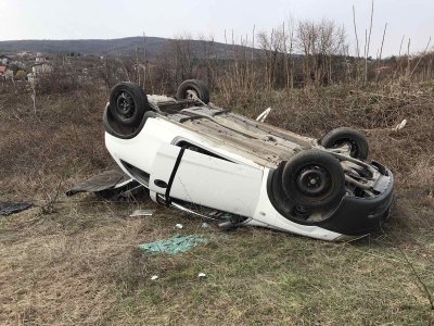 Издирват шофьор, обърнал кола в Пловдивско и избягал