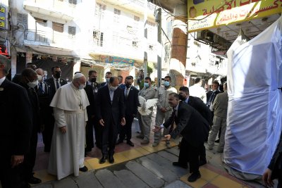 Историческа среща - призив за мир между папа Франциск и аятолах Али Систани