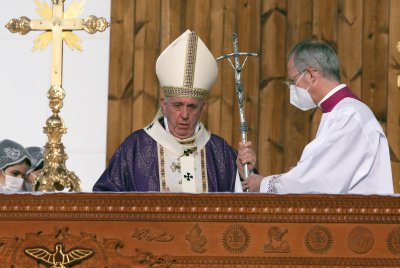 Папа Франциск отслужи най-голямата литургия от визитата си в Ирак (СНИМКИ)