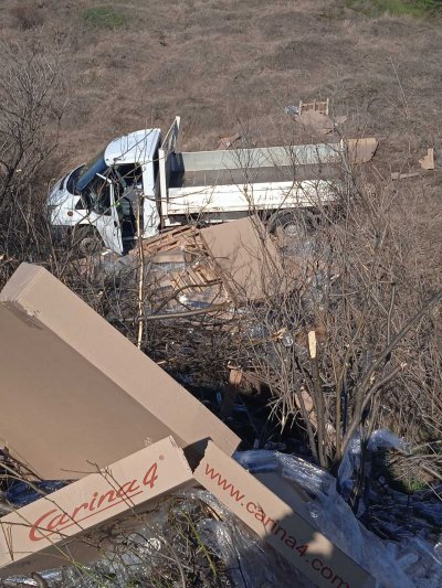 Камион падна в канавка край Пловдив