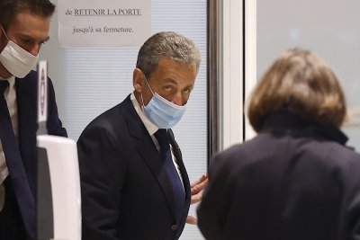 Осъдиха Саркози на 3 години затвор