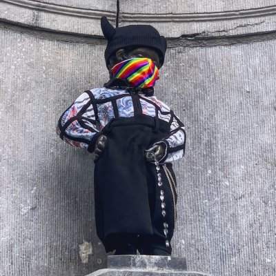 Манекен Пис в Брюксел с маска в цветовете на дъгата в знак на солидарност с ЛГБТИК общността