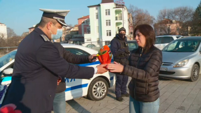 Полицията в Пловдив подарява цвете на жените шофьори
