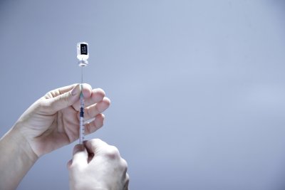 Франция обмисля задължителна ваксинация на здравните работници