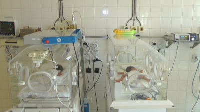 Близнаци се родиха по спешност в Бургас защото майка им